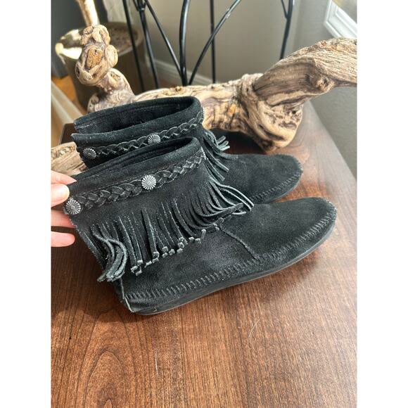 Minnetonka Black Leather Fringe Zip Ankle Boots Moccasins size 7 - Picture 1 of 7